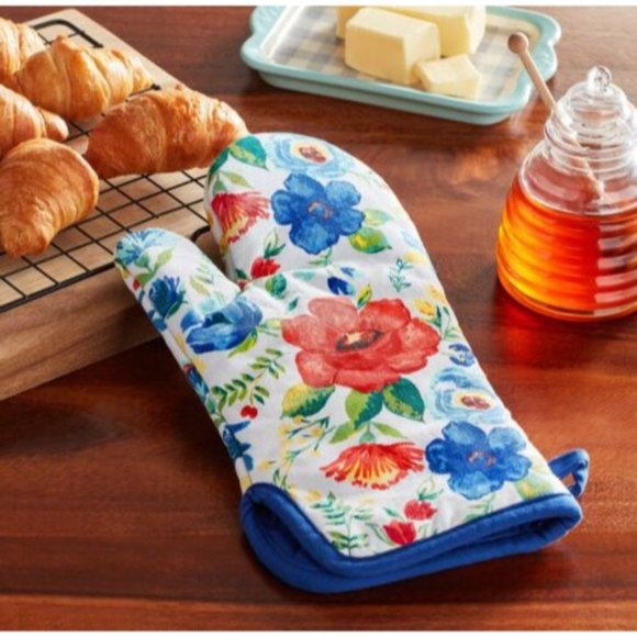 The Pioneer Woman Delaney Oven Mitt - Picture 1 of 3